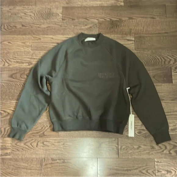 NWT Fear of God Essentials Men's Dark Gray Crewneck Sweatshirt XXS - Picture 3 of 6